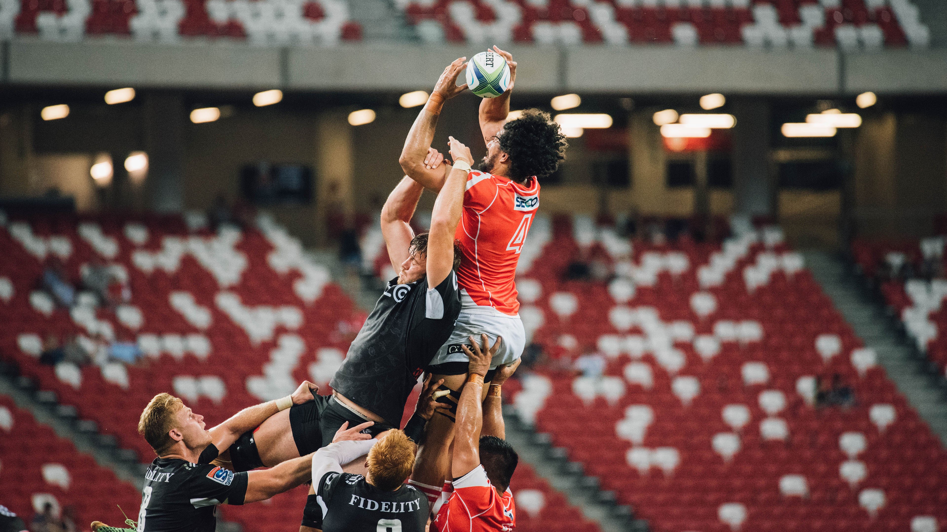 中国马拉松赛福州站 夜跑氛围热烈 业余选手表现耀眼，福州马拉松起点终点